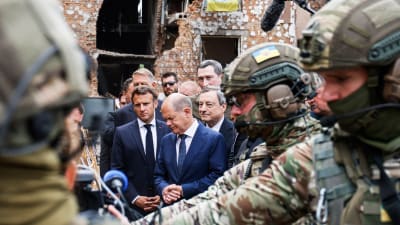 Emmanuel Macron, Olaf Scholz ja Mario Draghi vierailulla Irpinissä