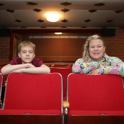 Riihimäen Nuorisoteatterin rehtori Sanna Saarela ja teatterioppilas Jaakko Piira istuvat Kino Sammon katsomossa.