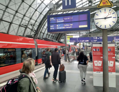 Passagerare på perrongen vid centralstationen i Berlin.
