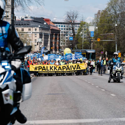 Kunta-alan mielenosoitus kulkee pitkin Mannerheimintietä Helsingissä.