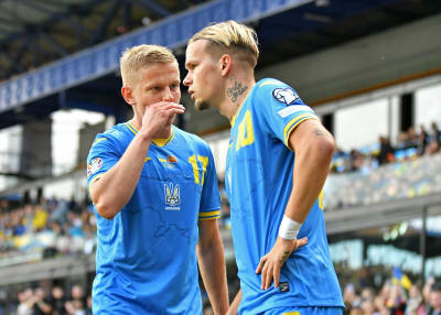Oleksandr Zintjenko och Mychajlo Mudryk snackar med varandra på planen.