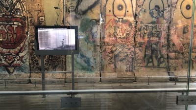 Några meter Berlilnmur utställd på mediemuseet Newseum