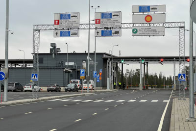 Trafikmärken och filguidning på vägen som leder över den ryska gränsen vid Raja-Jooseppi i Enare.