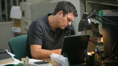 Mark Ruffalo sitter vid sin dator och talar i telefonen