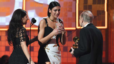 Brittiska sångaren Dua Lipa tar emot priset för årets nya artist.