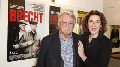 TV-seriens regissör Heinrich Breloer tillsammans med skådespelaren Adele Neuhauser som i serien spelar Helene Weigel.