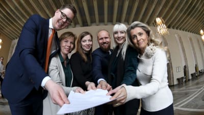 Antti Lindtman (SDP), Anna-Maja Henriksson (SFP), Li Andersson (VF), Touko Aalto (Gröna), Laura Huhtasaari (Sannf) och Päivi Räsänen håller allihopa tillsammans i ett papper med interpellationen. 