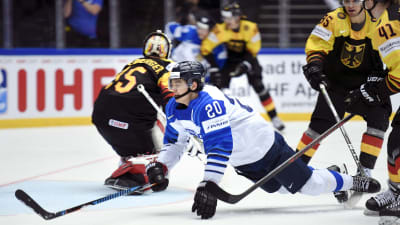 Sebastian Aho faller omkull i matchen mot Tyskland.