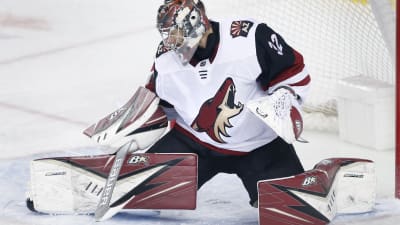 Antti Raanta räddar ett skott.