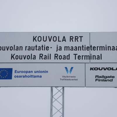 Kouvola RRT -kyltti Kouvolan RR-terminaalin alueella Kouvolassa.