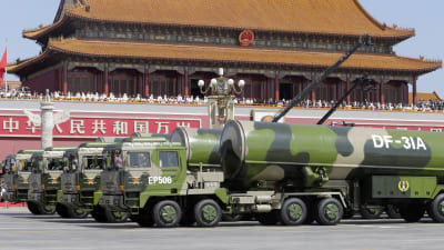 Kina förevisar sina missiler under en militärparad i Peking