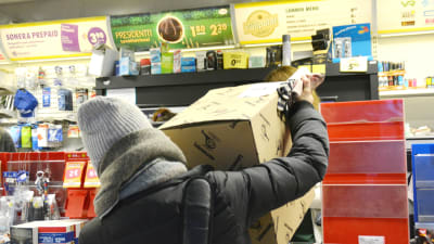 Ett paket blir avhämtad på R-kiosken i Ekenäs.
