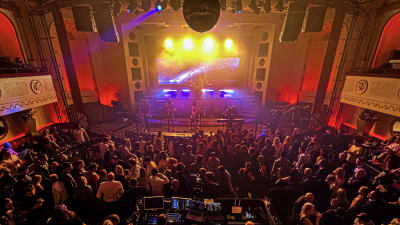 Massor av publik framför scenen på Apollo Live Club i Helsingfors där bandet Trr Trr Trr spelar. 
