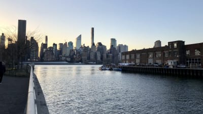 Fin utsikt mot solnedgång över Manhattan från Amazons blivande huvudkontor på Long Island City