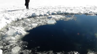 Hål i isen i Tjeljabinskregionen den 15 februari 2013
