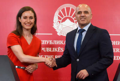 Suomen pääministeri Sanna Marin (vas.) kättelee Makedonian pääministeriä Dimitar Kovacevskia tapaamisen jälkeen Skopjessa 20. kesäkuuta 2022.