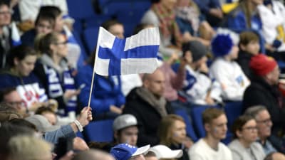 Finlands flagga i publiken under dam-VM i ishockey 2019.