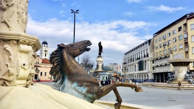 Ett monument i Makedoniens huvudstad Skopjes centrum som föreställer en häst som stiger upp ur en fontän