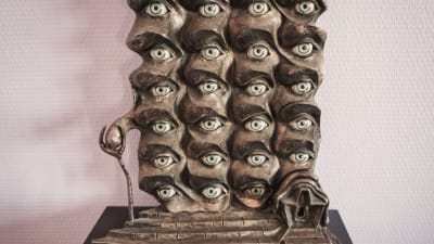 En skulptur av Salvador Dalí med en massa ögon.