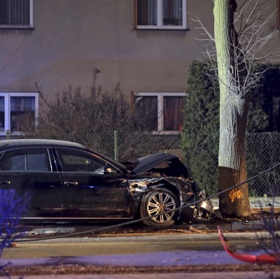 Den polska premiärministerns bil körde våldsamt in i ett träd efter att ha blivit påkörd av en liten personbil