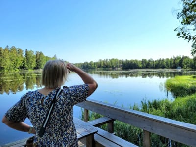 En kvinna spejar ut över en sjö.