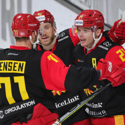 Jokerit firar mål.