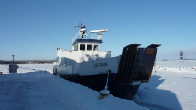 Förbindelsebåten Satava i februari 2011.
