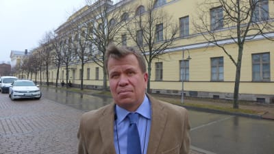 Ambassadrådet Mikael Långström på Utrikesministeriet följer med användningen av kemiska vapen.