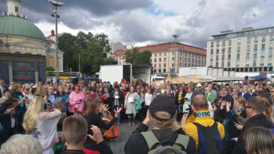 En flashmob på Salutorget i Åbo.