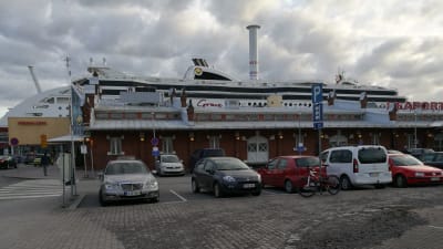 Viking Lines kryssningsfartyg M/S Grace i Åbo hamn.