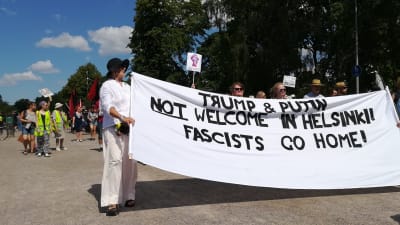 Demonstration för mänskliga rättigheter inför Trump och Putins möte i Helsingfors.
