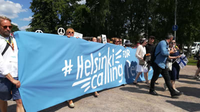 Demonstration för mänskliga rättigheter inför Trump och Putins möte i Helsingfors.