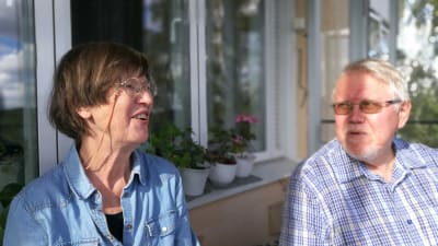 Författaren, översättaren Gudrun Utas och författaren Lars Sund på sin balkong i Uppsala. September 2018.