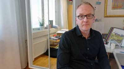 Man sitter vid bord.