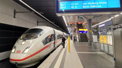 Ett tyskt ICE-tåg står startklart på centralstationen i Berlin