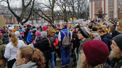 Flera hundra demonstranter på Lilltorget i Åbo.
