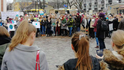 Flera hundra demonstranter på Lilltorget i Åbo.