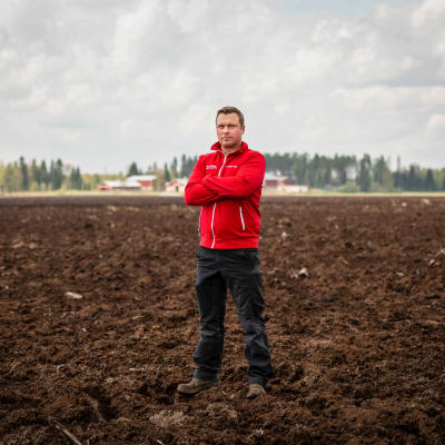 Viljelijä Ville Junnila seisoo pelloillaan.