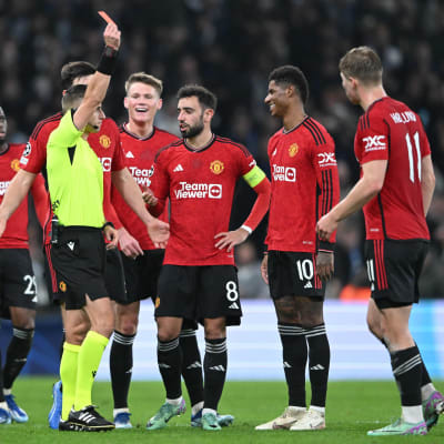 Marcus Rashford får rött kort.