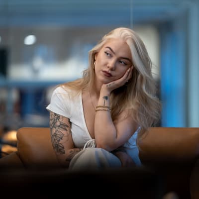 Suomalainen laulaja ja lauluntekijä Evelina, Universal Music, Helsinki, 28.9.2020.