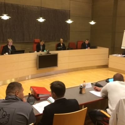 Huumeoikeudenkäynnin osapuolet istuvat Kouvolan käräjäoikeuden salissa 7.12.2017.