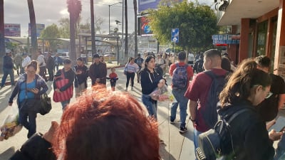 Bild från den två timmar långa kön till USA från Mexiko vid gränsövergången San Ysidro mellan Tijuana och San Diego.