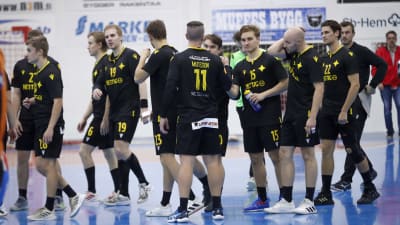 Åbo IFK:s handbollsherrar samlade i klunga.