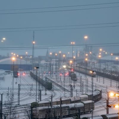Järnvägsspår och tågvagnar i Kotka hamn.