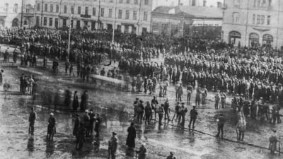 Vangittuja punavankeja Tampereen Keskustorilla 6.4.1918