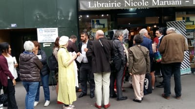 Folk köar till Francois Hollandes boksignering