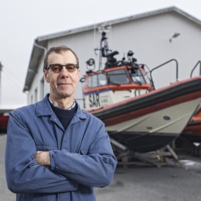 Hannu Haka står framför de sjöräddningsfartyg han skött om i 30 år.
