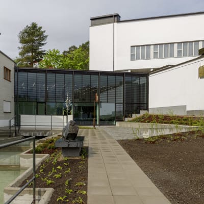 Aalto2 -museokeskus ulkoapäin. Kuvassa näkyy lasitettu väliosio, joka yhdistää museokeskuksen museot yhteen.