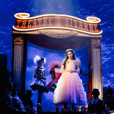 Lisette Oropesa Romeo ja Julia -oopperan lavasteissa.