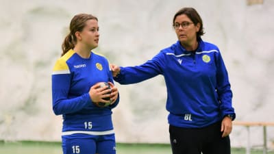 KyIFF-tränaren Mirgitta Lindholm uppmuntrar spelare Maja Sannholm under ett träningspass.